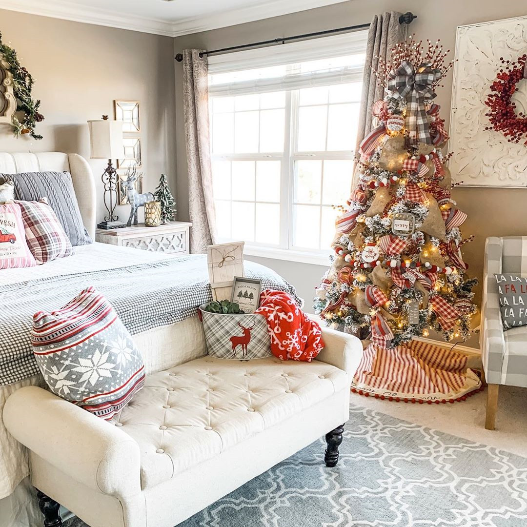 56 Best Christmas Bedroom Decor Ideas for a Positively Jolly Night Sleep