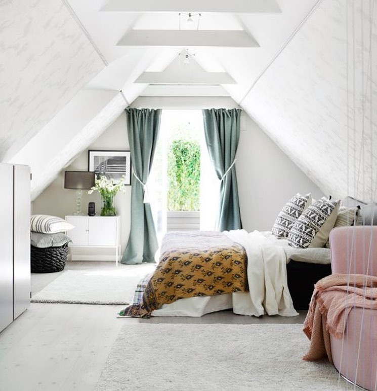 50 Cool Attic Bedroom Design Ideas You Would Absolutely Enjoy Sleeping In,attic bedrooms with slanted walls,low ceiling attic bedroom ideas,small attic bedroom sloping ceilings,attic bedroom designs