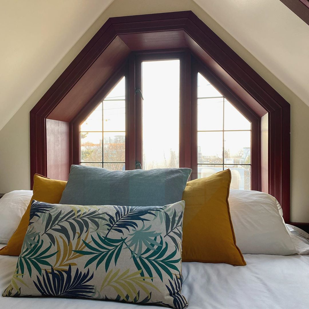 50 Cool Attic Bedroom Design Ideas You Would Absolutely Enjoy Sleeping In,attic bedrooms with slanted walls,low ceiling attic bedroom ideas,small attic bedroom sloping ceilings,attic bedroom designs