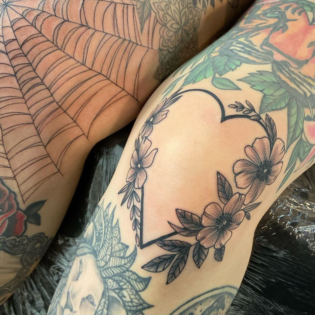 55 Knee Tattoos That are Totally Worth the Pain,knee tattoos for females,knee tattoos male,knee tattoos for ladies,knee tattoos female